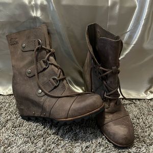 Brown rustic sorrel boots